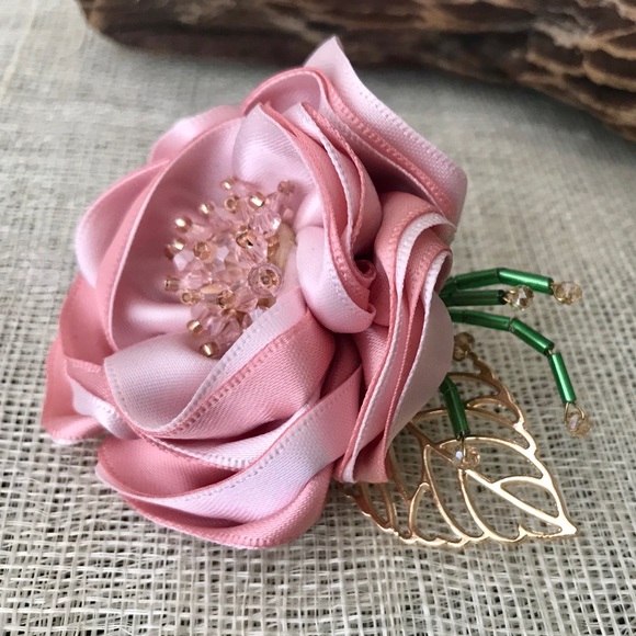 Beautiful handmade rose brooch - Picture 3 of 8